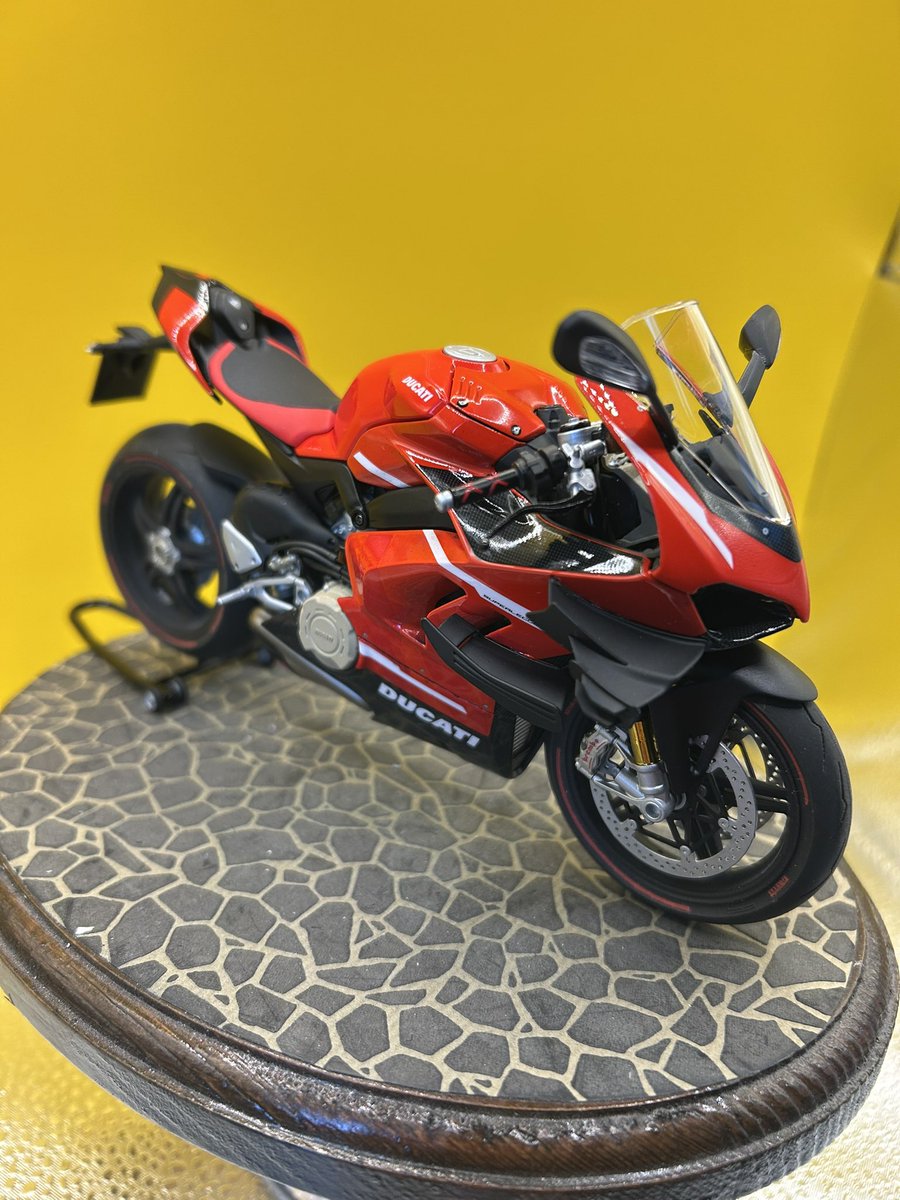 the_3988's tweet photo. タミヤ1/12
ドゥカティスーパーレッジェーラV4 
完成です。2020年2月に発表した世界限定500台のプレミアムバイクです。製作中に(株)タミヤ 俊作会長の訃報に接しました。改めて哀悼の誠を捧げます。
#ドゥカティ
#タミヤ https://t.co/LDfvFZ6AvT