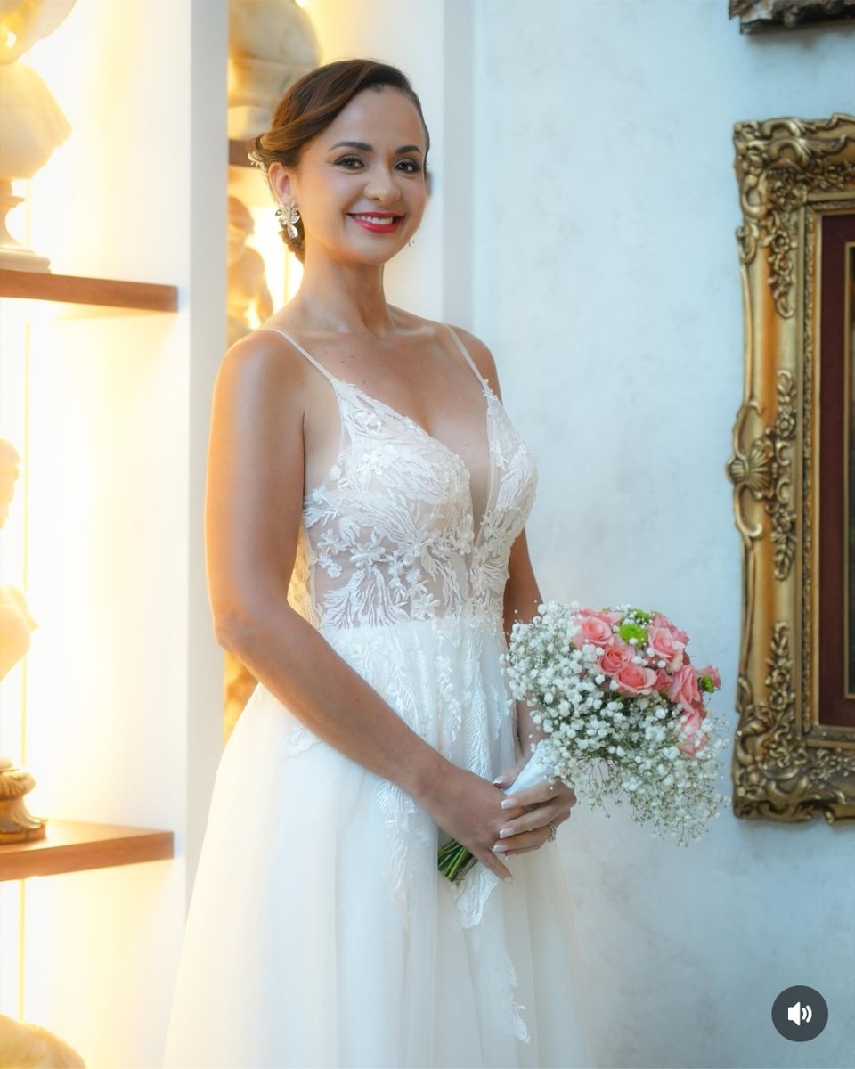 Tendenciasx_ecu's tweet photo. "Marcela Aguiñaga"
💍 La prefecta del Guayas, Marcela Aguiñaga, y el empresario Mauricio Guim unieron sus vidas en una emotiva ceremonia en el Palacio de Cristal. La boda destacó por su elegancia y toques guayaquileños.
#Guayas #MarcelaAguiñaga @marcelaguinaga #Prefecta https://t.co/9pGqdej9Ld