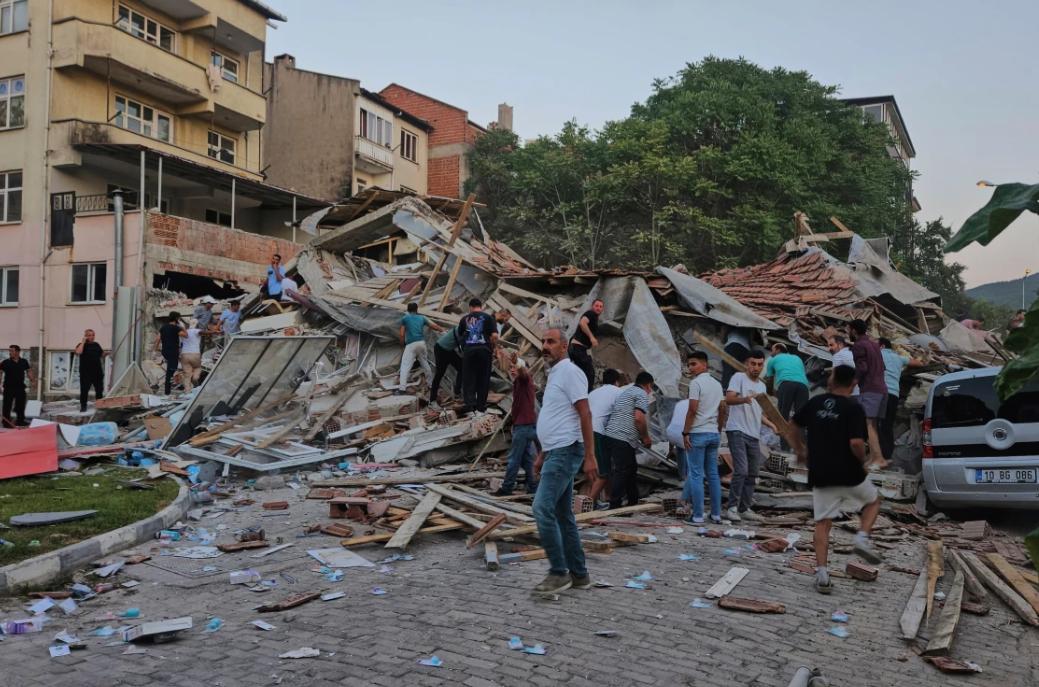 🚨 Magnitude 6.1 earthquake hits Türkiye’s Balıkesir province, centered in #Sındırgı. 12 buildings collapsed, mosque minaret toppled, 4 injured. Rescue ops ongoing. No fatalities reported so far. 🇹🇷🤲🏻
#Türkiye #Earthquake #balikesir #depremoldu #SONDAKİKA