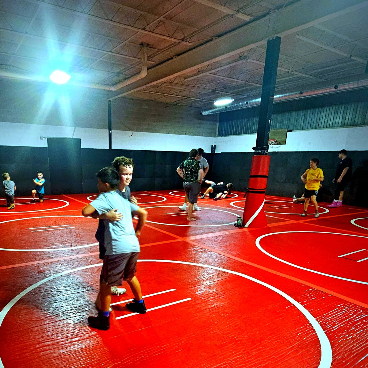 HollandMTS's tweet photo. Lots of wrestlers from Zeeland, Hudsonville, Saugatuck, Grand Haven, and West Ottawa tonight at Greco-Roman.
#myrmidontrained https://t.co/6iNJ57hrso