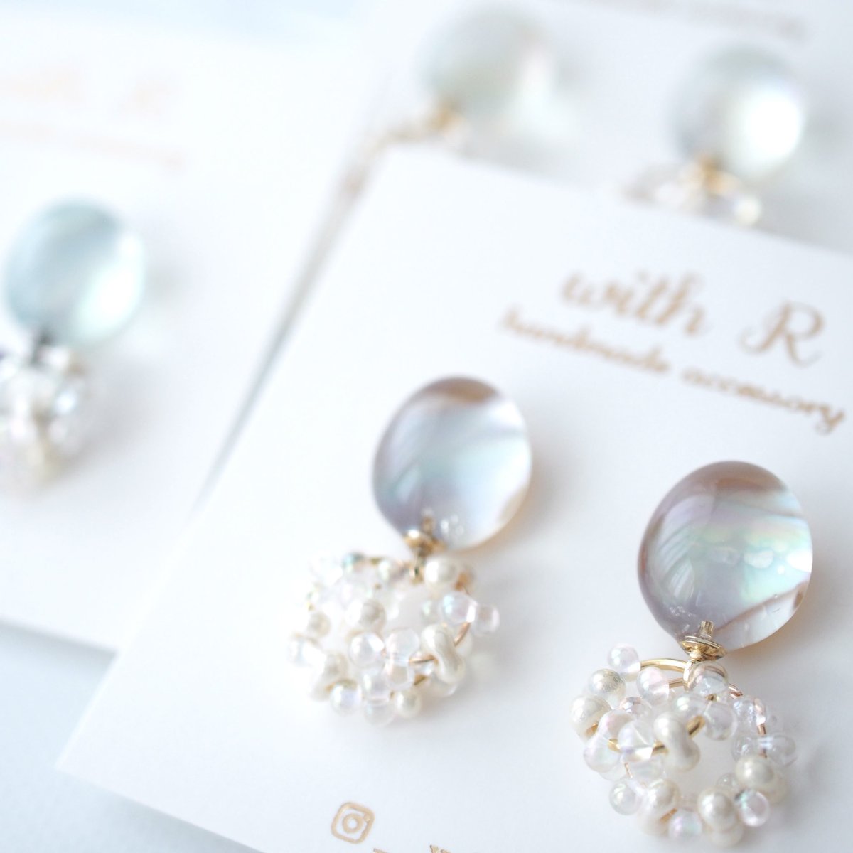 _with_r's tweet photo. 『Tiana / ティアナ』

シェルを閉じ込めて作った、繊細な輝きをもつイヤーアクセサリー✨
うるうるの雫みたいな形の透明感があるデザインです♡
ガラスビーズ達をたくさん組み合わせて上品だけど華やかさも加えました🥰

 #ハンドメイドアクセサリー  #透明感アクセ #うるつや #耳元コーデ https://t.co/IPC4yPisux