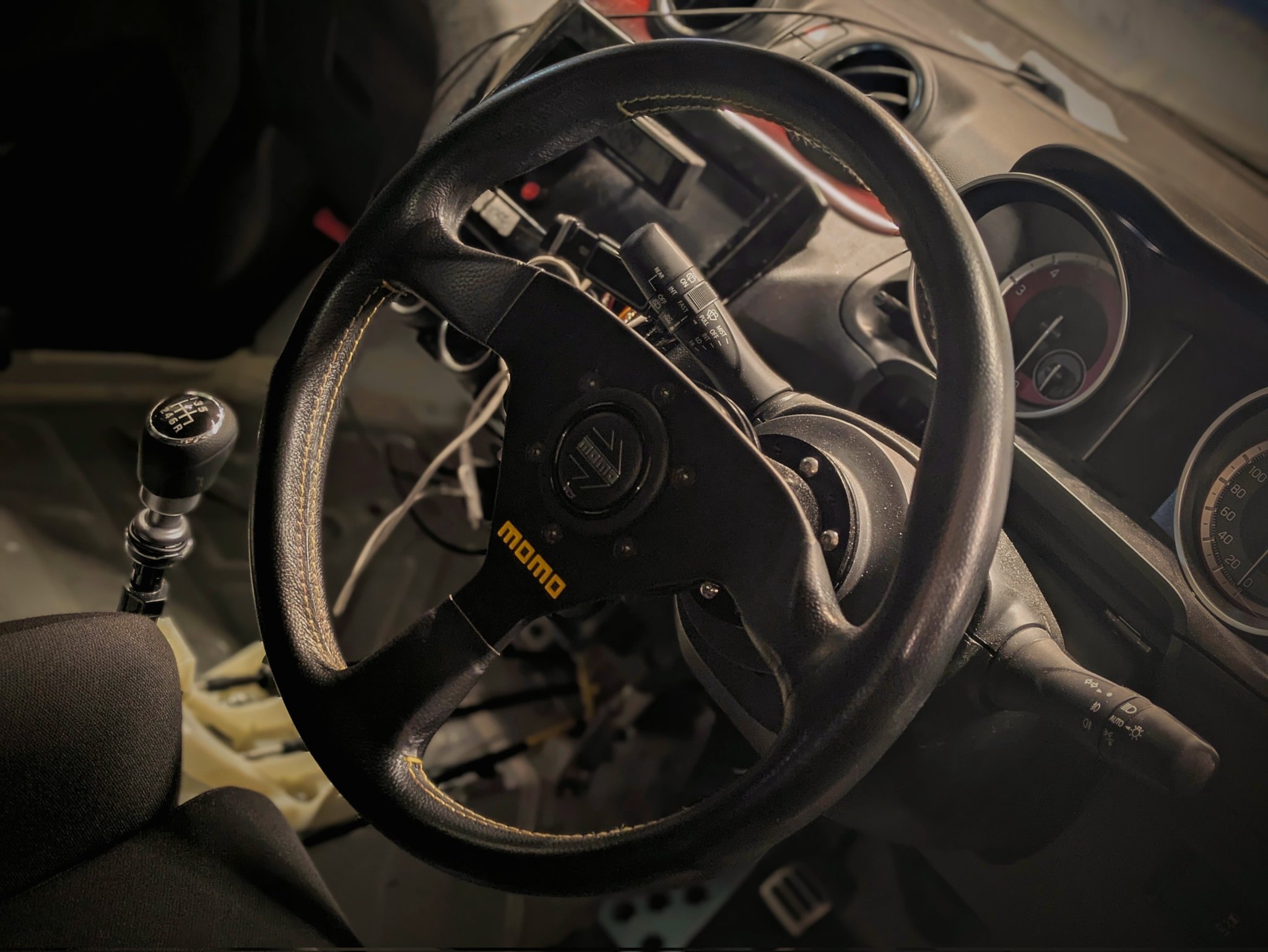 MOMOステアリング　たぶんベローチェだったと思います。 MOMOステアリング】～1993年カタログから～ 1枚目：VELOCE 2枚目