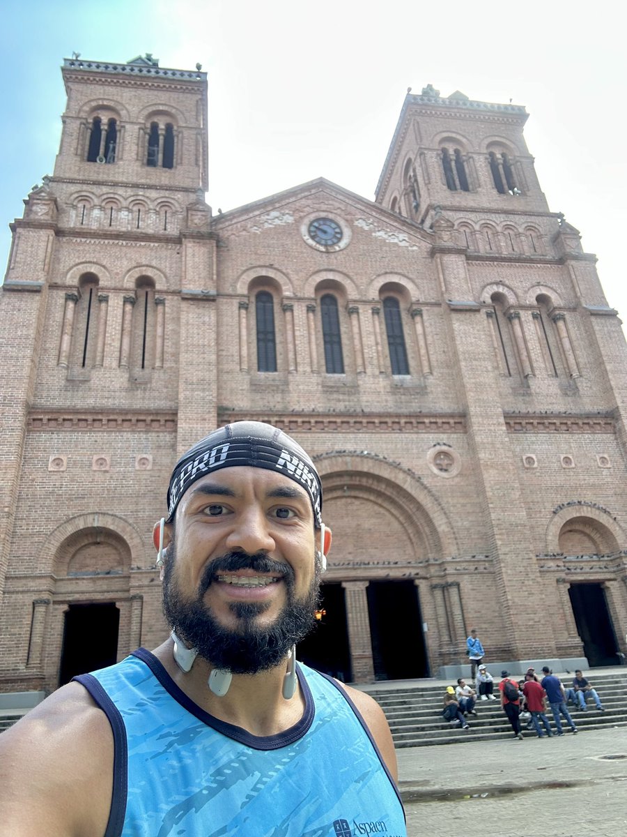 ChecheCifuentes's tweet photo. 🏃🏽♂️Día de fondo recorriendo la hermosa Medellín en Feria de las Flores #35Km
🌸🌼🥀🌺💐🌷🌸🌹 https://t.co/lfFKgvrAoo