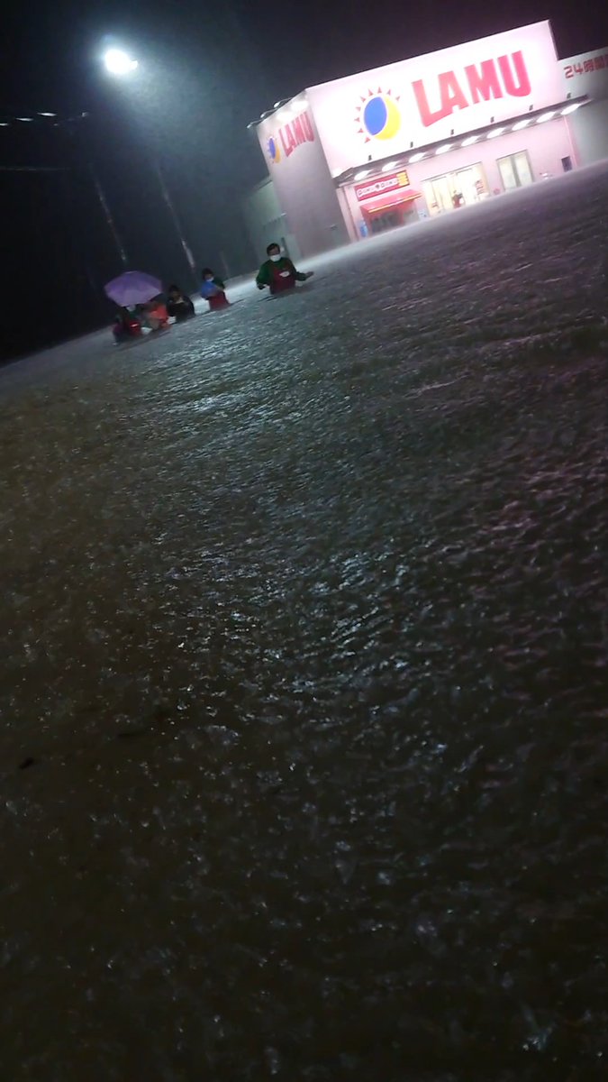 FugenStranger's tweet photo. 長い夜が明けた。

通りすがりの町で
警察官と消防団と
とにかく一晩中片っ端から救助しつづけた。 https://t.co/GCA3QmXZRB