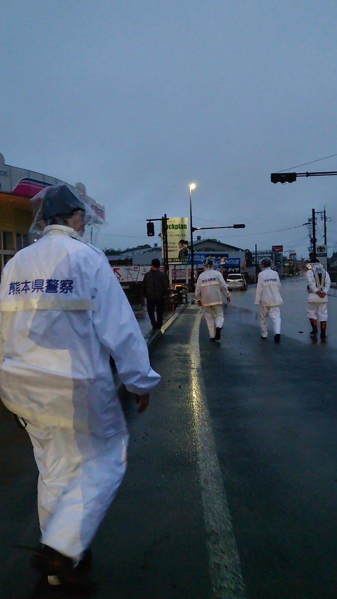 FugenStranger's tweet photo. 長い夜が明けた。

通りすがりの町で
警察官と消防団と
とにかく一晩中片っ端から救助しつづけた。 https://t.co/GCA3QmXZRB