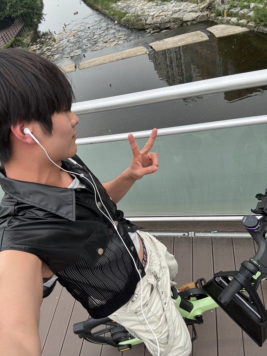 집 도착!! 걸어가기 귀찮아서 음주 자전거 햄^^ㅎㅎ
근데 난 술 한두잔 마셔도 빨개지지만 취한게 아니에요!!