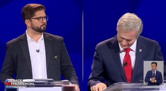 En la última Cadem, antes de la primera vuelta de 2021, los porcentajes fueron:

- José Antonio Kast: 25%  
- Gabriel Boric: 19%  
- Franco Parisi: 10% 

Con el 55,87% ganó Boric en segunda vuelta.

#JaraPresidenta2026