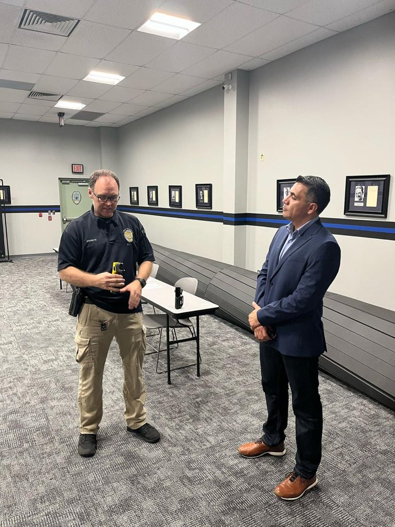 Durante el encuentro intercambiaron y ideas, conocimientos y áreas de oportunidad en el sistema de reclutamiento, capacitación y entrenamiento táctico policial.

🚔 Con acciones como esta, seguimos #ActuandoConFirmeza por una #CapitalEnOrden.