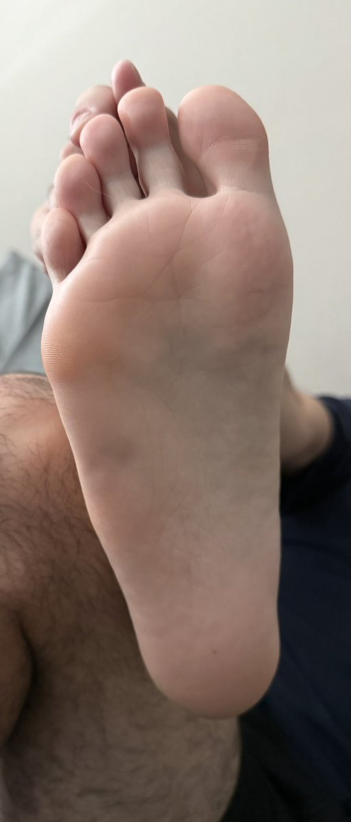 Who wants to sniff my soles? 

#gayfeet #footfetish #twinkfeet #gaytoes #fratfeet #collegefeet #rainbowsandals #gayporn