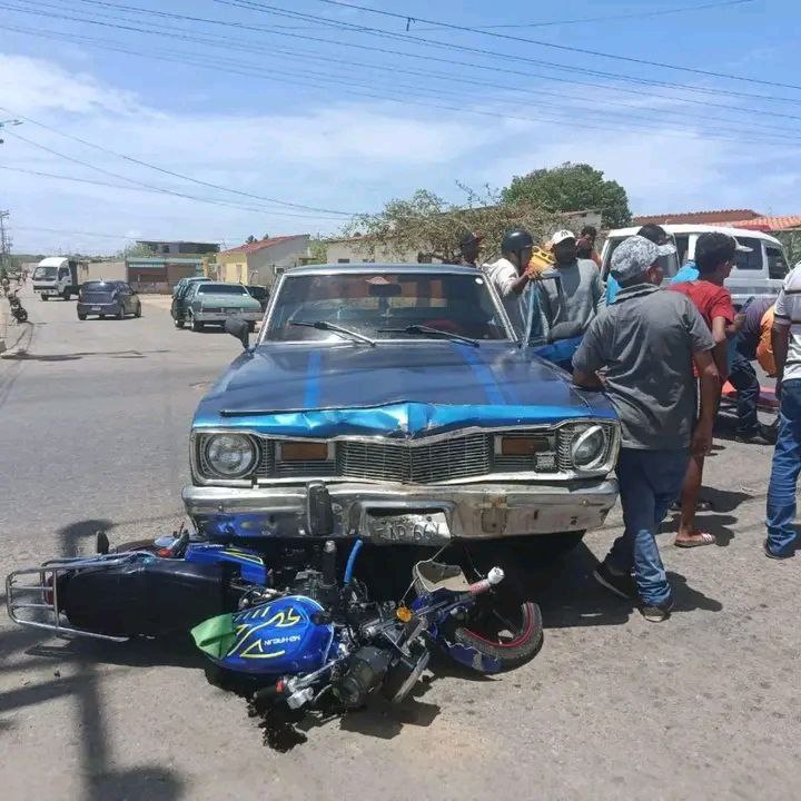 Birrilly's tweet photo. (((CUENTO 6)))#Barinas #ColisionMultiple entre camioneta #Toyota #Hilux, #SuperDuty y #Moto dejó varios heridos y fallecida a #JosefinaLara que viajaba de pasajera en la moto, ocurrió en la #Troncal5 #Mericacoi @ReporteYa @albertoprato02 @AlexaGomezDos @traficovv @CronicaPolicial https://t.co/l1PuS4jdhK