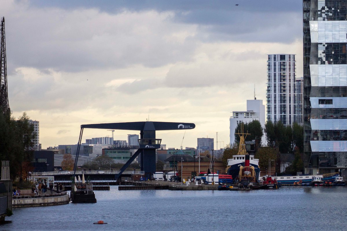 PhotoTjv's tweet photo. Urban Drawbridge

(Canary Wharf, London,  November 2024)  

#photography #landscapephotography #urbanphotography #streetphotography #urbanlandscape #urbanwaterways #bridge #drawbridge #boats #quays #wharf #CanaryWharf #London https://t.co/YTrrAhVuJy
