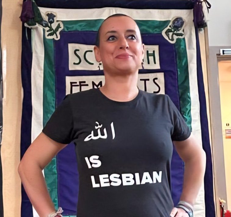 Detenida en #Marruecos la feminista marroquí Ibtissame Lachgar por subir a las redes una foto suya con una camiseta con el siguiente mensaje: "Alá es lésbico". Lachgar es la fundadora del Movimiento Alternativo para las Libertades Individuales <a href="/MALImaroc/">M.A.L.I.</a> <a href="/IbtissameBetty/">I. Betty Lachgar ♀️🔥</a>