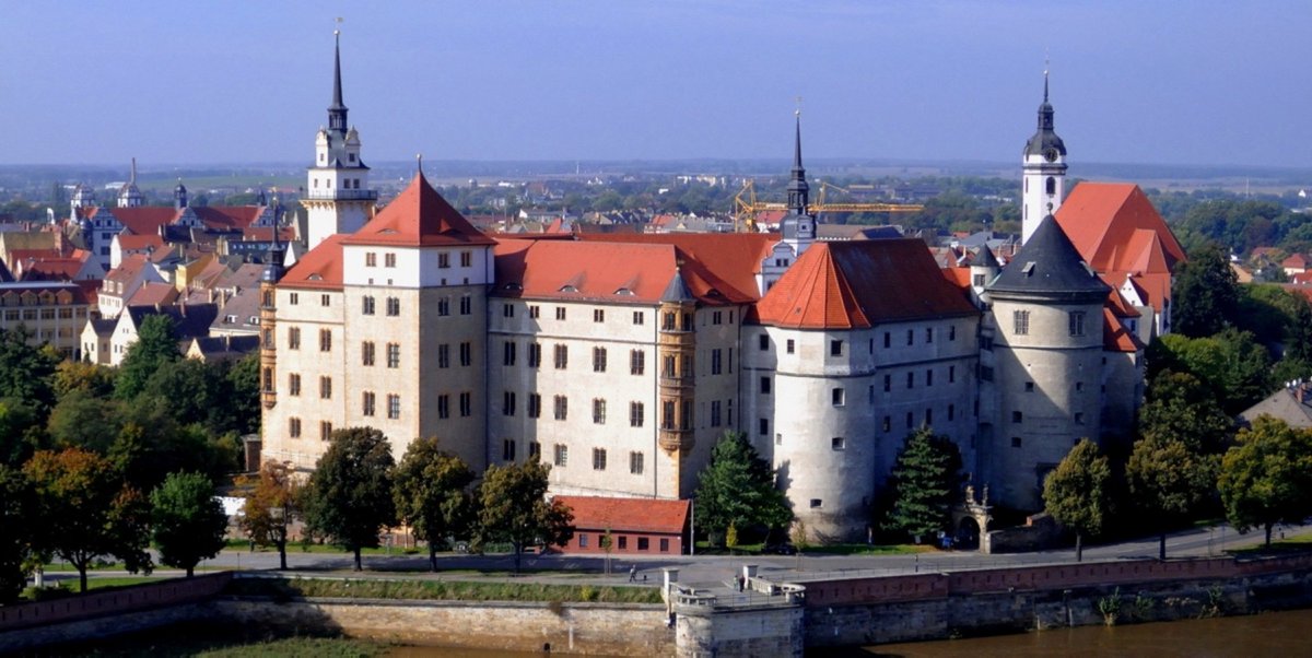 Necrotarch's tweet photo. @IronlilyS By virtue of being born there I have to ask you: If you ever feel like doing a renaissance Europe tour, take a look at Schloss Hartenfels, Torgau. Not really a proper Wehrburg, more of a living palace in the middle of nowhere, but still, they do their best to keep it in shape. https://t.co/imRrQsIyql