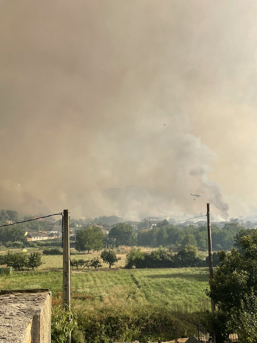 Que todo el mundo sepa que hoy si han ardido Las Médulas ha sido en gran parte debido a que retiraron todas las unidades hoy por la mañana y luego cuando se avivó el fuego y llegaba a las casas de MI PUEBLO había tan solo un helicóptero funcionando. DEBERÍAN RODAR CABEZAS HOY