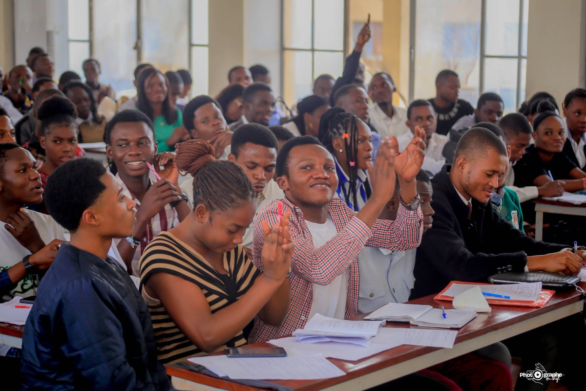 En dates du 08 au 09 Août 2025, il s'est tenu à l'Université de Kinshasa, Faculté de Droit, le séminaire professionnelisant en première licence droit public interne, sur le thème : Les institutions politiques de la République Démocratique du Congo et le sous-thème intitulé : Le
