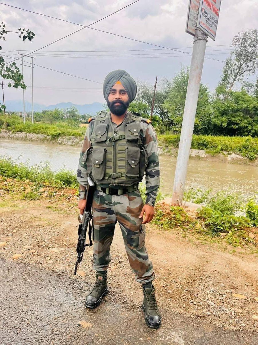 AdityaRajKaul's tweet photo. Salute these two bravehearts of the Indian Army Lance Naik Pritpal Singh &amp; Sepoy Harminder Singh who made the supreme sacrifice in the service of the motherland in ongoing Kulgam encounter of South Kashmir. Operation in the Forest has been underway since last 10 days. Jai Hind 🇮🇳 https://t.co/Wuz3YOD5PU