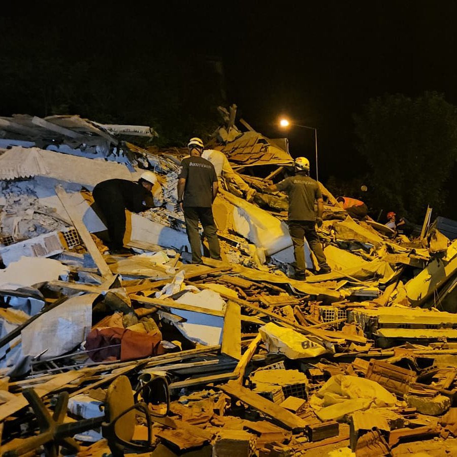 Balıkesir’de meydana gelen depremde enkazdan çıkarılan bir kişi hayatını kaybetti.
Türk milletinin başı sağ olsun.