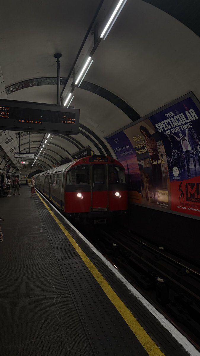 " ماهو خطاك انك تكبر علينا
هذا خطانا فـوق حجمك عطيناك 
حنا على طيب التعامل ربينا
والطيب ما يصلح لمثلك وشرواك "