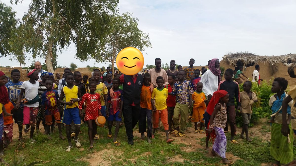 ..

   Dallarımda çiçekler var ölemiyorum...

..