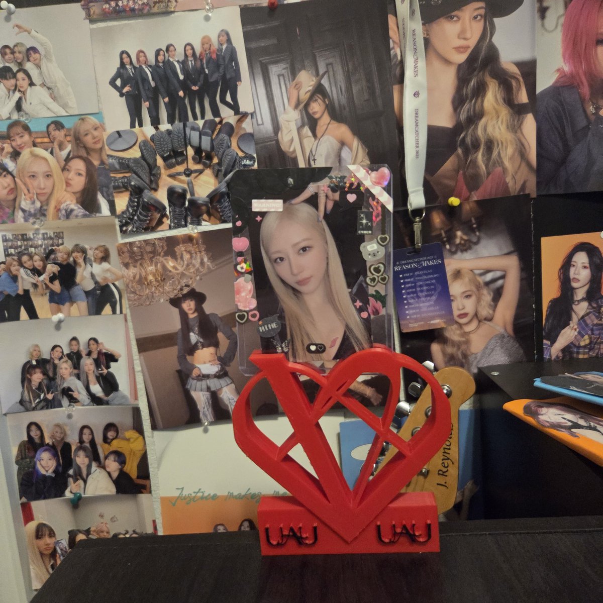 ☆ when your cupsleeve event flopped yesterday so you spent the entire time figuring out how to display a photocard in the uau standees you made for the event