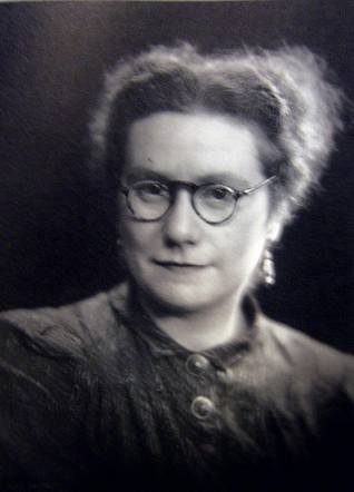 10 August 1909 | Dutch Jewish woman, Jenny Chapon, was born in Amsterdam. She was a telephone operator in the Department of Home Affairs. 

She was deported to #Auschwitz from #Westerbork in Februrary 1943. She did not survive.