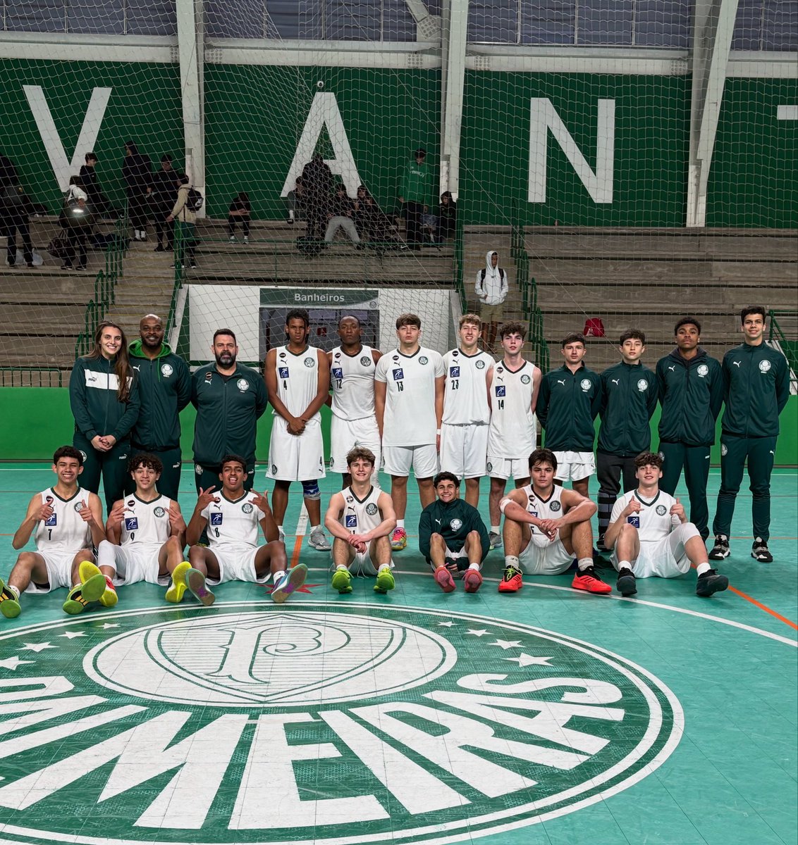 Até o apito final🟢⚪️🏀

Verdão leva para prorrogação e vence de forma heróica e dramática a forte equipe do Bauru por 75 a 71 pelo Paulista Sub-15 neste domingo.

#BasquetePalestrino #CriasDoPalestra #AvantiBasqueteSEP