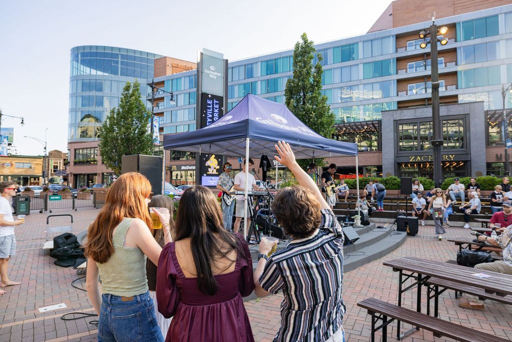 Going to a Gallagher Way event this summer? Show your ticket at Alma at Hotel Zachary for 20% off your bill! 🍽️🍸 Don’t miss Wiggleworms Tuesdays at 10am, Outdoor Movies Wednesday nights, Summer Wine Down Aug 23 &amp; WingOut Aug 30–31. Details in bio! #GallagherWayChi #HotelZachary