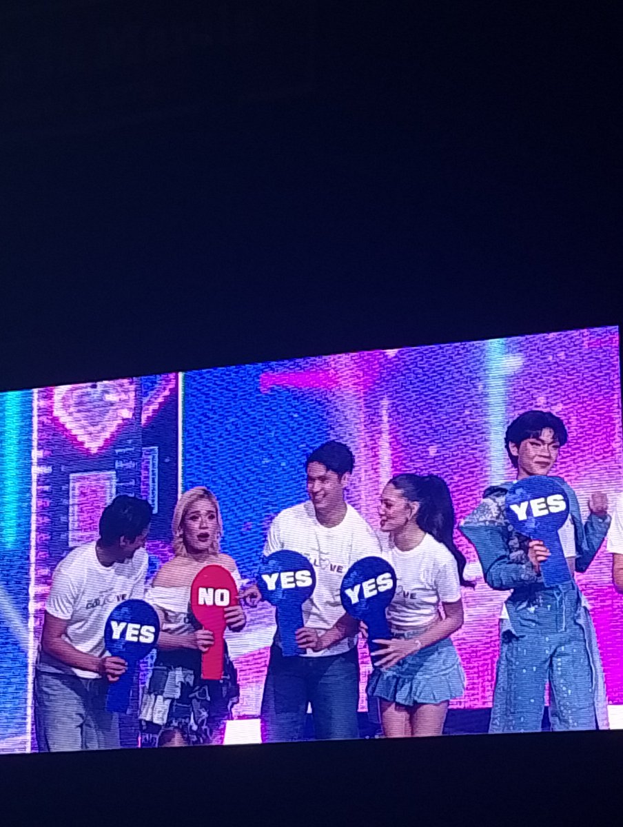 KirMilioOFC's tweet photo. Ang saya ng game na ‘to kasi magkakasama ang lahat ng housemates sa stage at ito na rin ang huling pasilip sa kanila bago matapos. And because my phone cam sucks, sa LED screen na lang din ako nagpic. I could tell on their face that they really enjoyed performing.

#BigCollove https://t.co/LW2SJ6xIHF