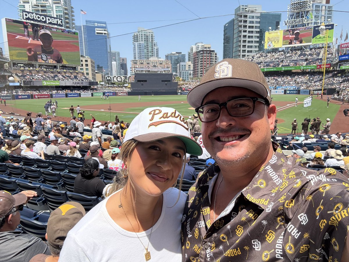 lexidmoreno's tweet photo. #ForTheFaithful dad &amp; daughter date! 🤎💛🤍 https://t.co/IJsz5aYzyc