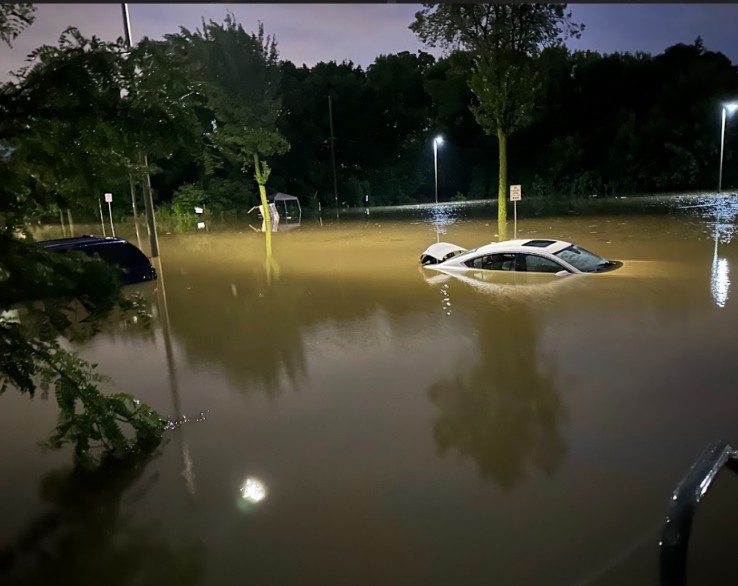 rachstau's tweet photo. Element 84 Apartments underground parking for tenants completely submerged from last night's rain.  #Milwaukee #milwaukeeflooding https://t.co/x9eMxzrqh8