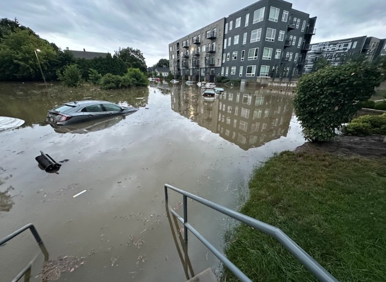 rachstau's tweet photo. Element 84 Apartments underground parking for tenants completely submerged from last night's rain.  #Milwaukee #milwaukeeflooding https://t.co/x9eMxzrqh8