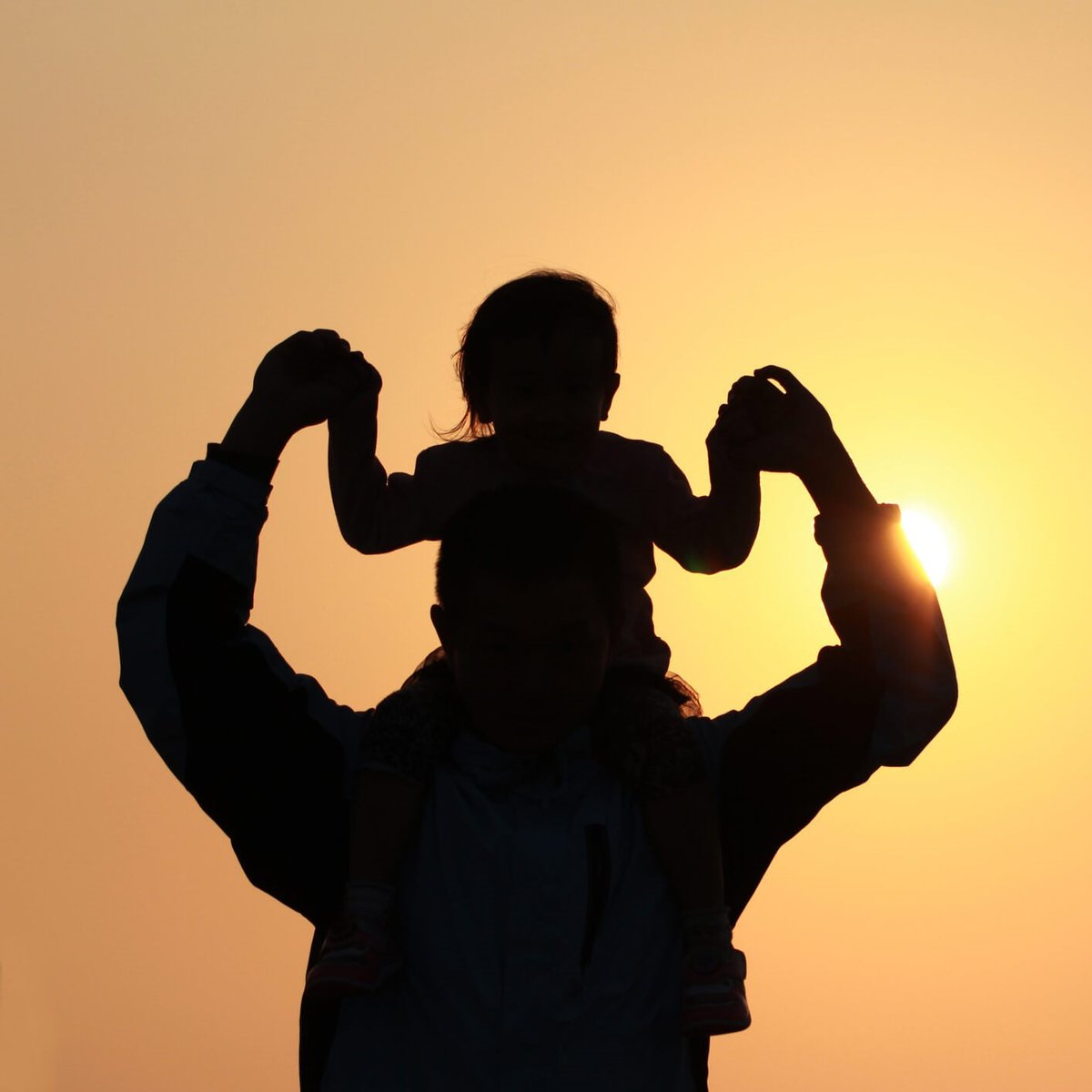 THREAD | Conheça os pais das integrantes de KATSEYE nesse dia especial: