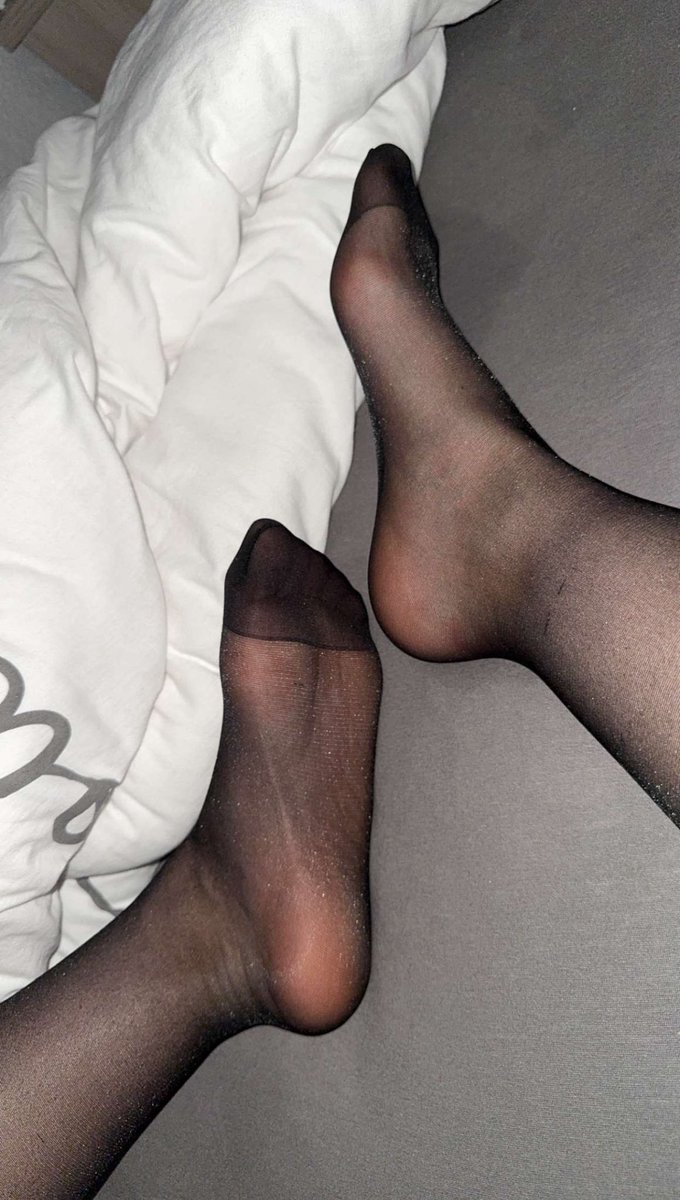herrin__juli's tweet photo. Unter meinen Füßen ist euer Zufluchtsort, da könnt ihr Loser euch so richtig wohl fühlen🥰

#findom #femdom #zahlsklave #sissy #paypiggy #füße #socken #pupsen #furzen #bm #blackmail #drain #herrin #göttin #slip https://t.co/FCDV5yYm0a
