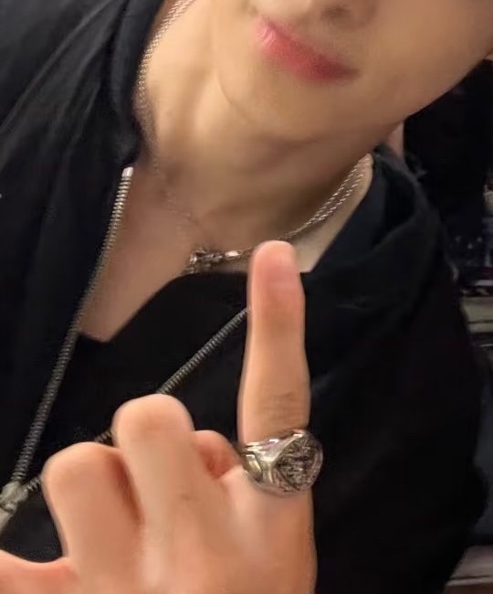 uvriki's tweet photo. guys so… ni-ki took my ring and wore it during send off. i’m totally very calm about this 

#NI_KI #ENHYPEN #WALKTHELINE_IN_CHICAGO #WALKTHELINE_IN_US #니키 https://t.co/SBFTbll9Bi