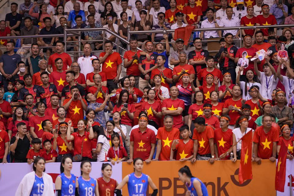 AsianVolleyball's tweet photo. Vietnam make history with first-ever SEA V League title after epic comeback 3-2 win against Thailand
Read more: https://t.co/O0CPAw8P3g
#FIVB #VolleyballWorld #SEAVLeague #SAVA #SEA #TVA #VFV #PNVF #AVC #AVCVolley #AsianVolleyball #mikasasports_official #StayActive #StayStrong https://t.co/YdkkKAi2I9