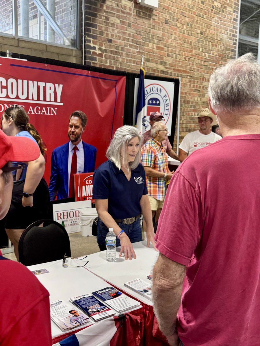 joniernst's tweet image. Always great to chat with Iowans and catch up with the fantastic volunteers at @IowaGOP’s State Fair booth! 🇺🇸