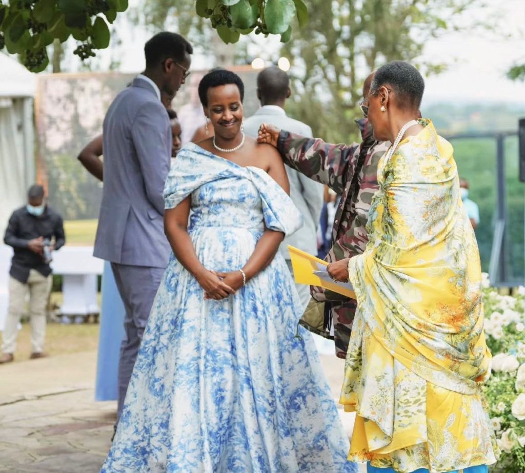 TAYEBWA_CRESH. OMWANA W'ENTE 🐄🐄 🇺🇬🇷🇼 (@tayebwa_cresh) on Twitter photo Mrs. Natasha Karugire Museveni <a href="/Nyinancweende/">Natasha Museveni Karugire</a> and Counsel Karugire <a href="/karugire/">Edwin Karugire</a> celebrate their 25 years of marriage. Mrs. Natasha Karugire Museveni <a href="/Nyinancweende/">Natasha Museveni Karugire</a> and Counsel Karugire <a href="/karugire/">Edwin Karugire</a> celebrate their 25 years of marriage.