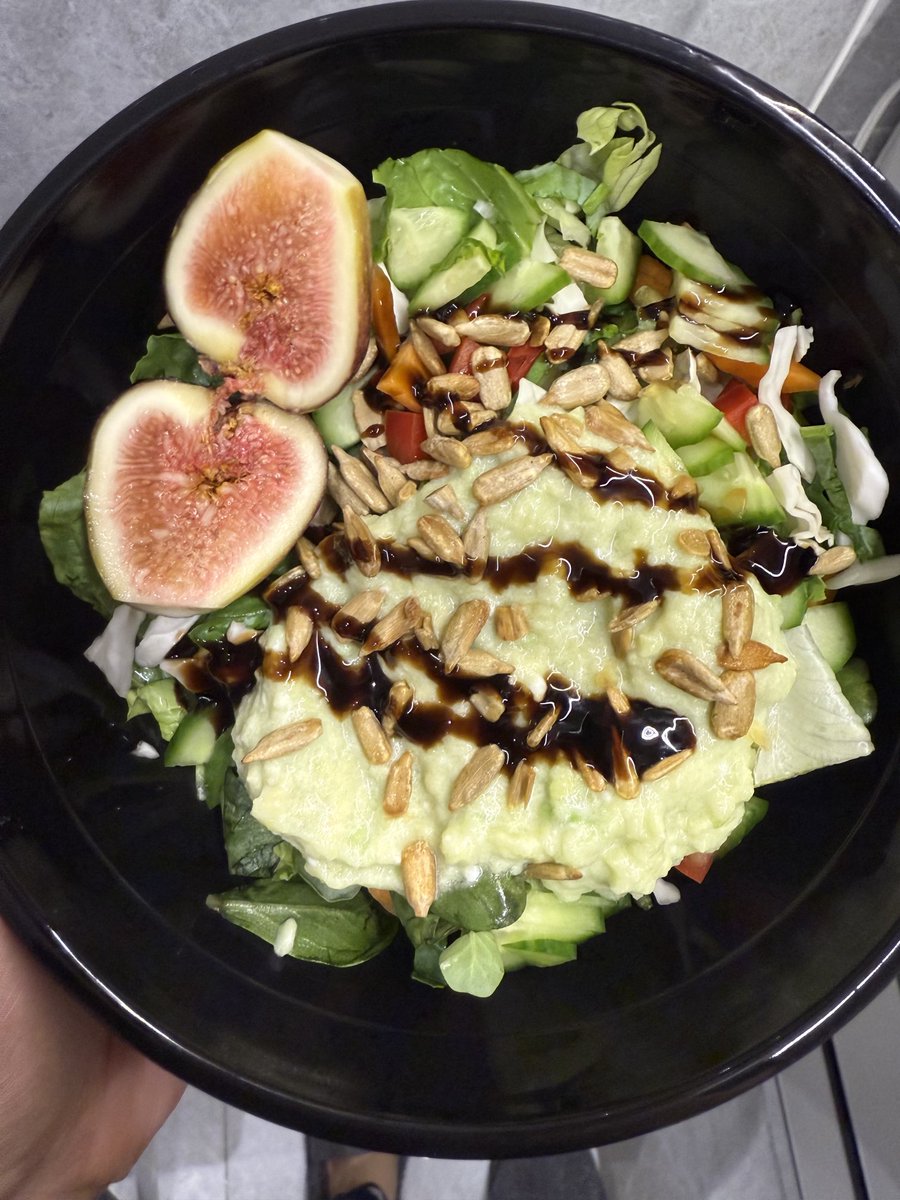 سلطة اليوم مع الافوكادو المهروس وصلصلة البالسميك