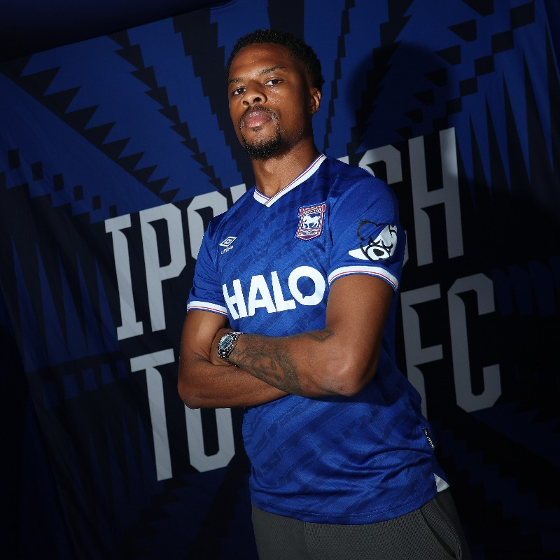 ⚪⚽️ Here We Go !
Chuba Akpom (29), centre-forward from England, joins Ipswich (Championship 🏴󠁧󠁢󠁥󠁮󠁧󠁿) from Ajax (Eredivisie 🇳🇱) on loan.
Contract until June 30, 2026.
Welcome, Chuba ! 🔥