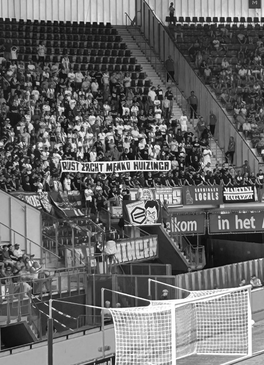 jobkl18's tweet photo. #azgro 
In de 80e minuut een prachtig gebaar in het uitvak nav het overlijden van Menko Huizinga🕊️
Voormalig beheerder van het #fcgroningen spelershome 💚🤍 https://t.co/9zMIoUjhfg