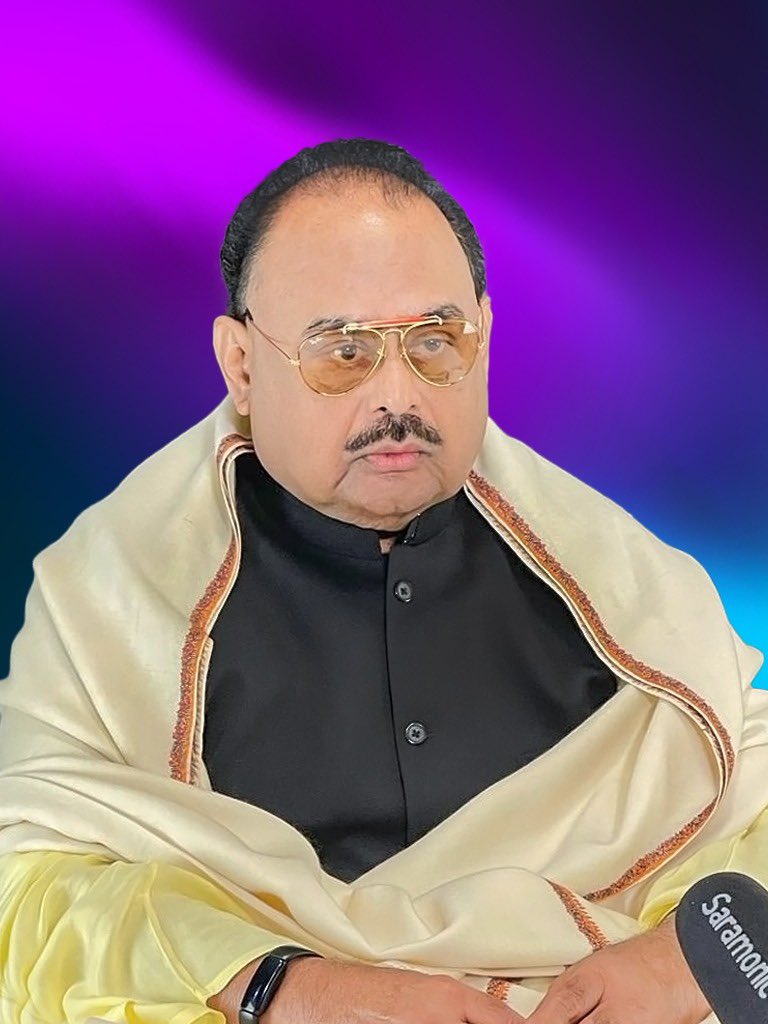 AltafHussain_90's tweet photo. آج تمام تحریکی کارکنوں کو تحریک اورمجھ سےوفاداری کے حلف سے آزاد کرتاہوں
……………………………………………

آج دنیا بھر بشمول پاکستان کے تحریکی کارکنوں کے اجلا س سے خطاب کرتے ہوئے جناب الطاف حسین نےکہاکہ میں گزشتہ 47 برسوں سے پاکستان کے تمام محروم ومظلوم عوام خصوصاًمہاجرعوام کے حقوق کے حصول کی جدوجہد کرتارہاہوں، اس حقوق کی جدوجہد میں ، میں نے دن رات کسی چھٹی کے بغیر تحریکی کام کوجاری رکھا۔ اس جدوجہد میں جہاں ایک طرف ہزاروں ساتھیوں کی شہادت، جبری گمشدگیوں کا دکھ ہے، ان کی دربدری اور بسے بسائے گھروں کے لٹ جانے اوران پر جبری قبضوں کے دردناک واقعات اوردیگرقربانیاں شامل ہیں وہاں الطاف حسین کاخاندان بھی جان ومال کی قربانیاں دینے میں کسی طرح پیچھے نہیں رہا۔سب جانتے ہیں کہ میرے 77سالہ بزرگ بھائی ناصر حسین اورجواں سال بھتیجے عارف حسین کودسمبر 1995میں گھرسے اغواکرکے تین روز تک تشدد کانشانہ بنانے کےبعد کراچی کے نواحی علاقےگڈاپ میں لیجاکرگولیاں مارکر بیدردی سے شہید کردیاگیا۔ میرے 28سالہ بھتیجے عارف حسین کے سرپر کلہاڑی کےوار کرکے دو ٹکڑےکردیے گئے۔ میرے 70سالہ بہنوئی اسلم ابراہانی کو کراچی سےگرفتارکرکے چھ ماہ تک اڈیالہ جیل میں بہیمانہ تشددکانشانہ بنایاگیااورنیم مردہ حالت میں جیل سے باہر پھینک دیاگیا اوروہ بالآخر زخموں کی تاب نہ لاکرشہید ہوگئے۔میرے باقی بہن بھائیوں میں بھی کوئی ایسا باقی نہ بچاتھا کہ جسے گھروں پرمسلسل چھاپے پڑنے کے بعد دیار غیر میں پناہ نہ لینی پڑی ہو۔ 
اپنے ہزاروں ساتھیوں کی شہادت، ہزاروں گمشدہ ساتھیوں کادکھ، ہزاروں ساتھیوں کی جیلوں کی اسیری، جن میں بہت سے آج بھی جیلوں میں اسیر ہیں، ان تمام قربانیوں کے باوجود آج میں اس نتیجہ میں پر پہنچاہوں کہ میں پاکستان کےگلے سڑے فرسودہ نظام کوتبدیل کرنا توکجا، میں اپنی مہاجرقوم کو اس کےحقوق دلانے میں ناکام رہا۔ لہٰذا میں آج مورخہ 10 اگست 2025ء کو تمام تحریکی ساتھیوں بشمول سابقہ رابطہ کمیٹی، کنوینر،ڈپٹی کنوینر، تمام تحریکی کارکنوں کو اس حلف سے جو انہوں نے تحریک اورمجھ سے وفاداری کا اٹھایاتھا، ان کےاس اٹھائے ہوئےحلف سے آزاد کرتا ہوں۔ اب وہ اپنے حلف سے آزاد ہیں، وہ جہاں چاہیں، جس جگہ چاہیں، جس کسی بھی سیاسی پارٹی کوجوائن کرناچاہیں اسے جوائن کرنے میں آزاد ہیں۔ 
میں جب تک زندہ ہوں، حقوق کے حصول کے لئےچلائی جانے والی تحریکی جدوجہد کو سوشل میڈیا کے توسط سے جاری رکھوں گا، کامیابی یاناکامی اللہ کے ہاتھ میں ہے۔ 

الطاف حسین 
10  اگست 2025ء 
( جنرل ورکرزاجلا س سے خطاب )