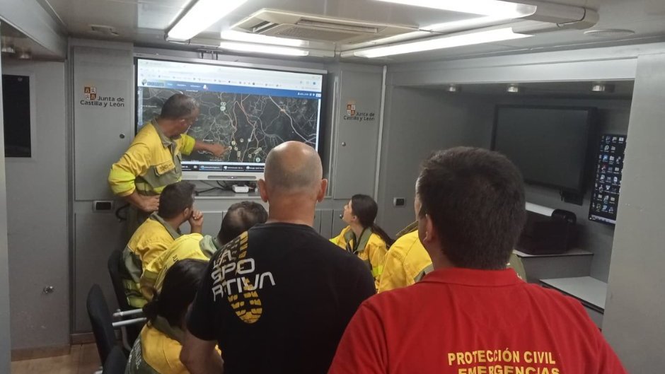 ❤ #Castilla está hoy con nuestros paisanos de #Ávila, #ElBierzo, #Zamora y #Palencia 

🫂 Enviamos todo nuestro cariño a los desalojados y deseamos que muy pronto puedan regresar a sus casas

🧑‍🚒 Y enviamos un fuerte abrazo a quienes luchan a brazo partido contra el fuego