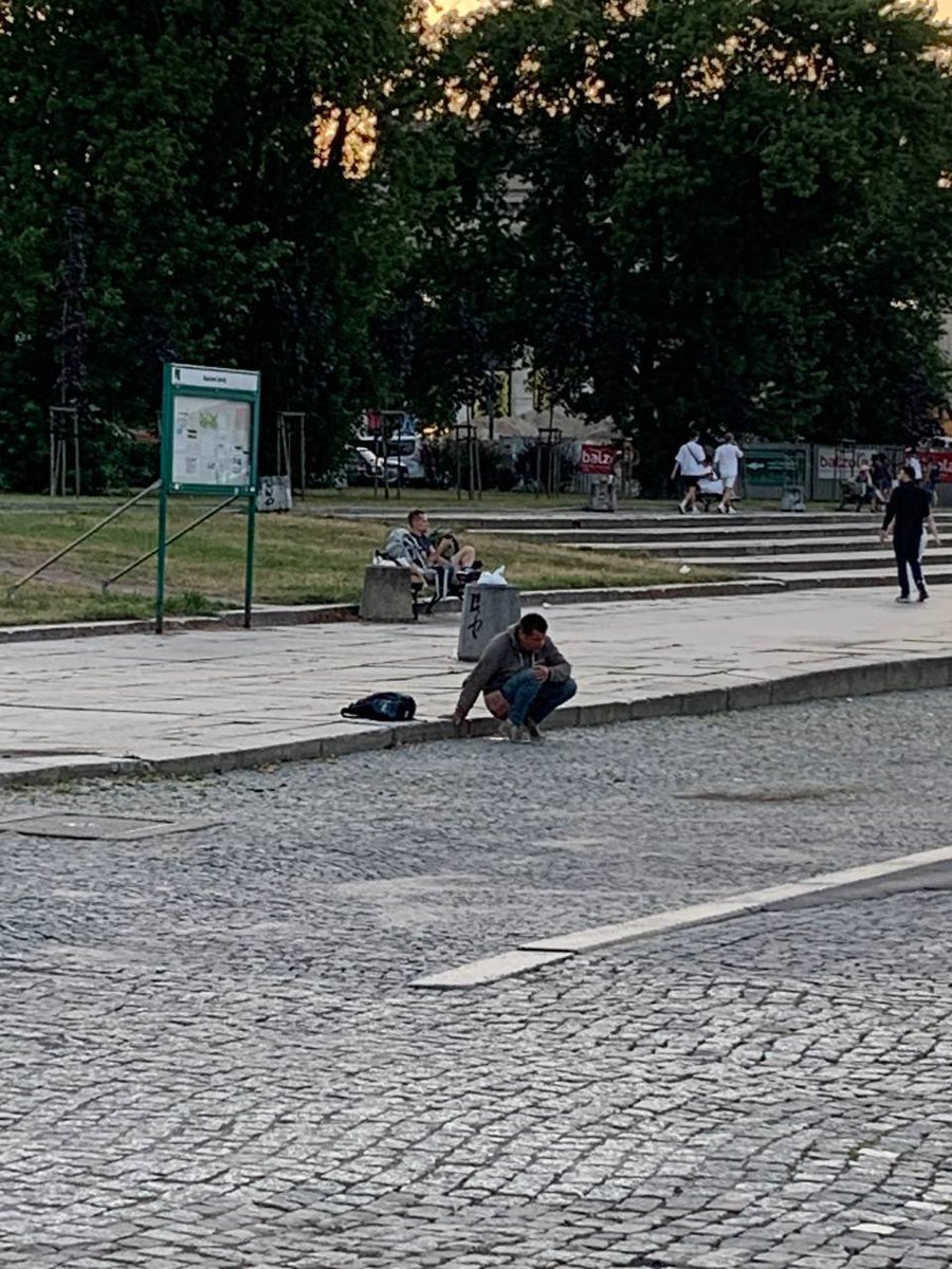 В прошлом году видел, как мужик срал у Дворца Культуры в центре Варшавы. Сегодня читаю, как эти же поляки зовут фанатов Коржа «быдлом». 👍
