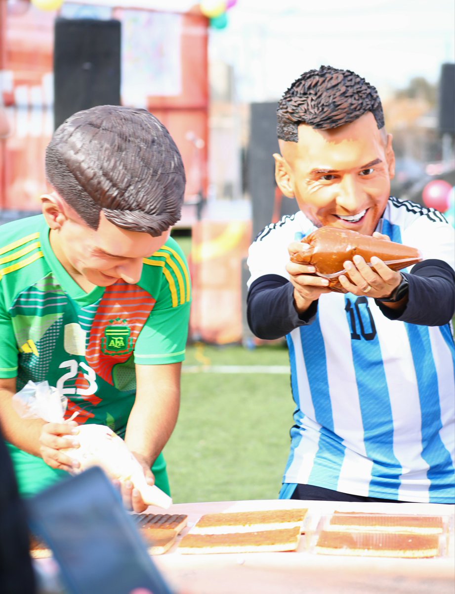 MauSerenelli's tweet photo. Ua tarde diferente tuvo el Saf de San Lorenzo junto a la torta infantil mas larga del mundo. Felicitaciones a las empresas privadas y a @Van_Di81 por siempre desarrollar un evento con fin social. https://t.co/4ThwHCvBqs