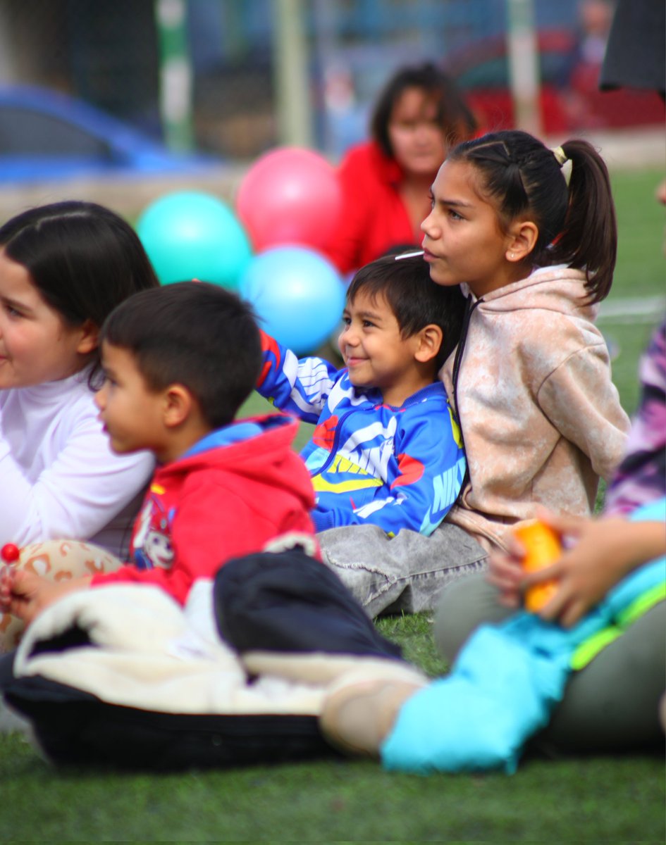 MauSerenelli's tweet photo. Ua tarde diferente tuvo el Saf de San Lorenzo junto a la torta infantil mas larga del mundo. Felicitaciones a las empresas privadas y a @Van_Di81 por siempre desarrollar un evento con fin social. https://t.co/4ThwHCvBqs