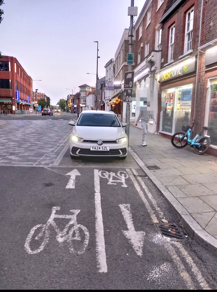 You really #cantparkthere on #KingstonHighStreet. However, <a href="/RBKingston/">Kingston Council</a> won't enforce the regulation.