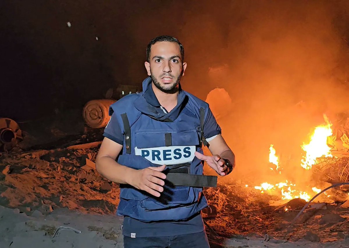 qudsn's tweet photo. عاجل| استشهاد مراسل قناة الجزيرة في غزة أنس الشريف في قصف الاحتلال خيمة الصحفيين بمستشفى الشفاء https://t.co/Why6Up8mTI