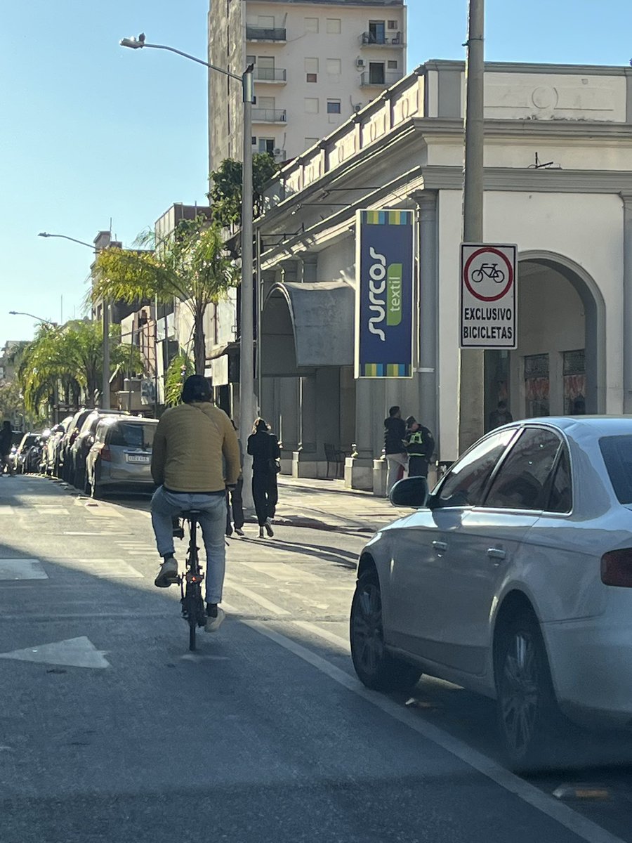 silvalezcano's tweet photo. Gracias @AsuncionMuni @nenechopy por tan útiles bicisendas 🤬 
Queremos usarlas los fines de semana aunque sea y es imposible.
A una cuadra hay estacionamientos libres! https://t.co/YvvN26ILwi