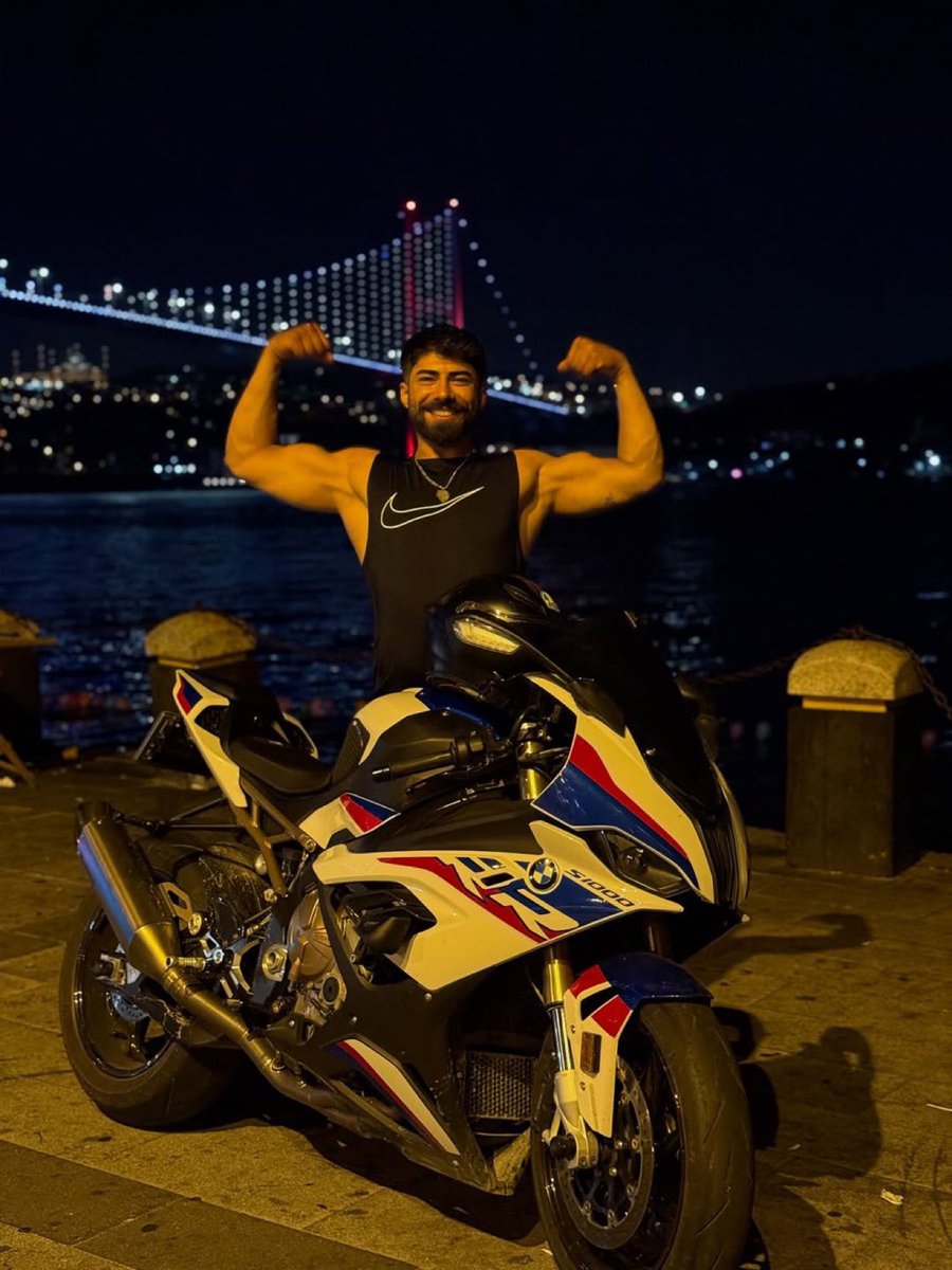 Adrenalin ve motorun vücut bulmuş hali ve birçok gence motor sevgisini aşılayan deniz servan ağabey vefat etmiş.. Işıklar içinde uyusun altın elbiseli adam ile birbirinize sahip çıkın 😔