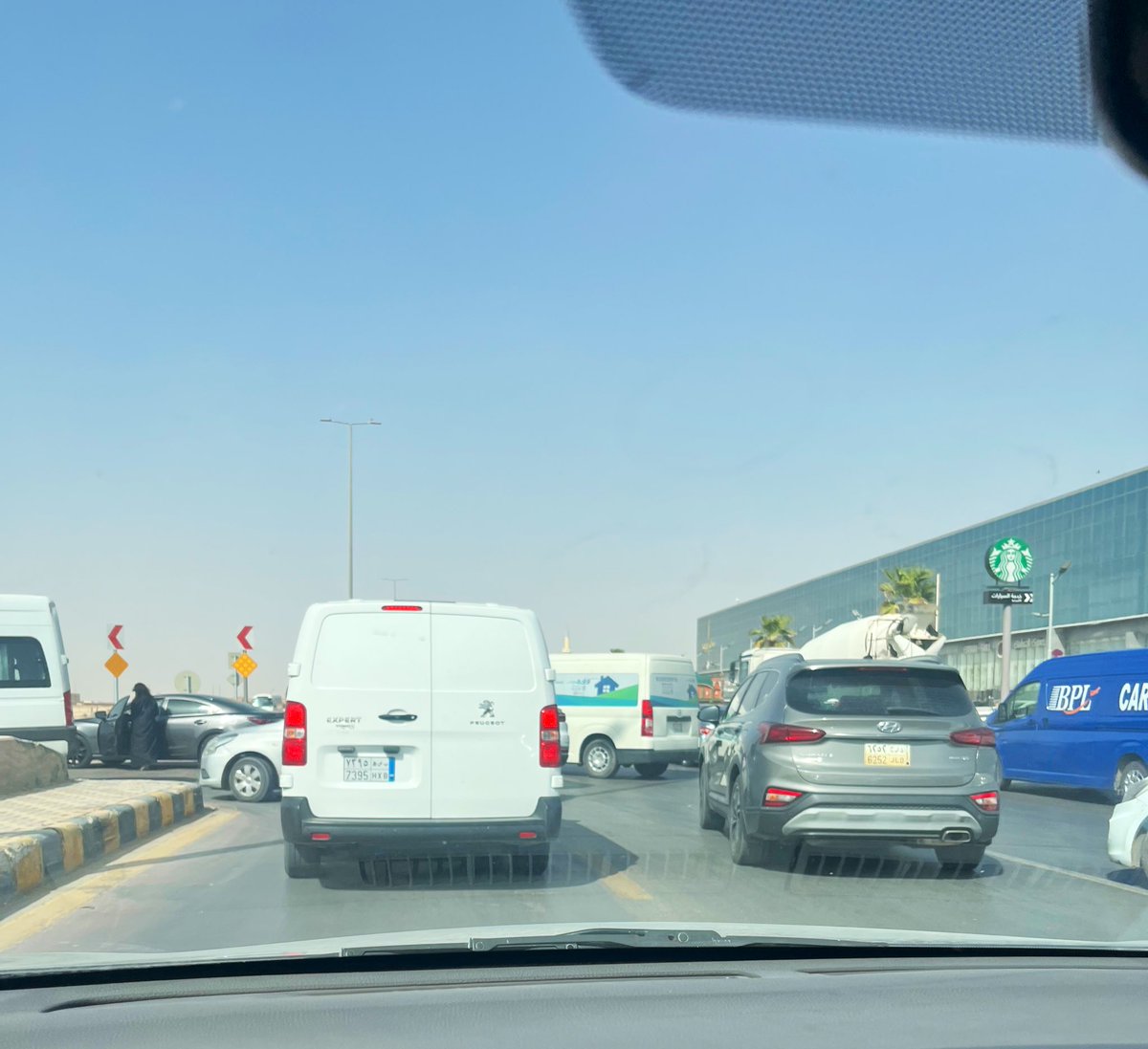 📌مسارات الالتفاف (المديور) في طريق الثمامة تحتاج اعادة نظر ، خروج السيارات من الحارة واعتراض السيارات المتجهة لحي الرمال والثمامة يتسبب بزحام وحوادث يومية <a href="/eMoroor/">المرور السعودي</a>